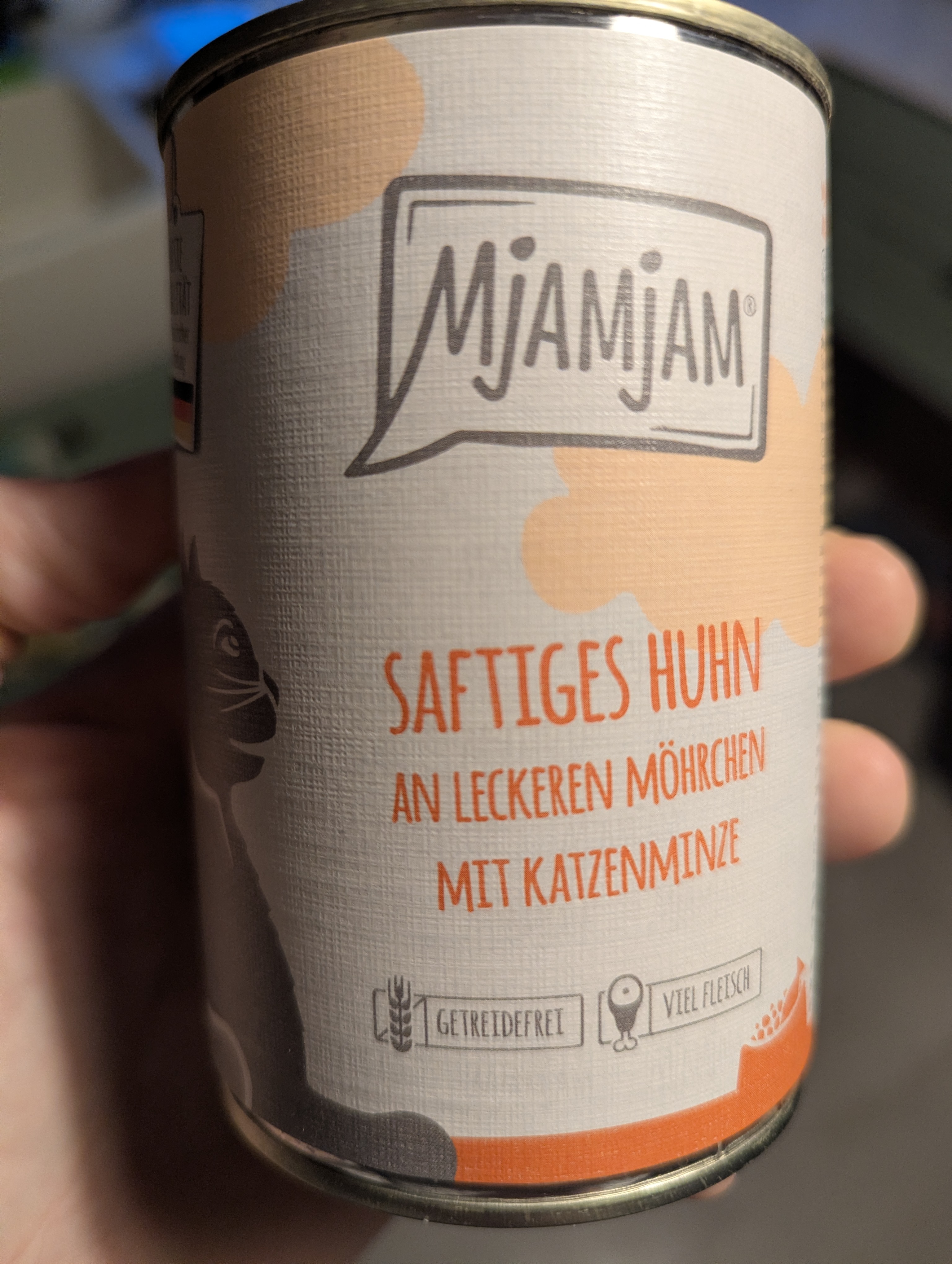 Mjamjam saftiges Huhn an leckeren Möhrchen mit Katzenminze